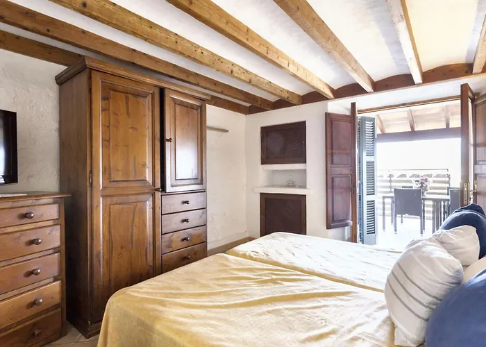 Apartment with 4 bedrooms in Pollenca with wonderful mountain view shared pool&enclosed garden